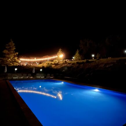 Piscina_notturna_luci_borgo